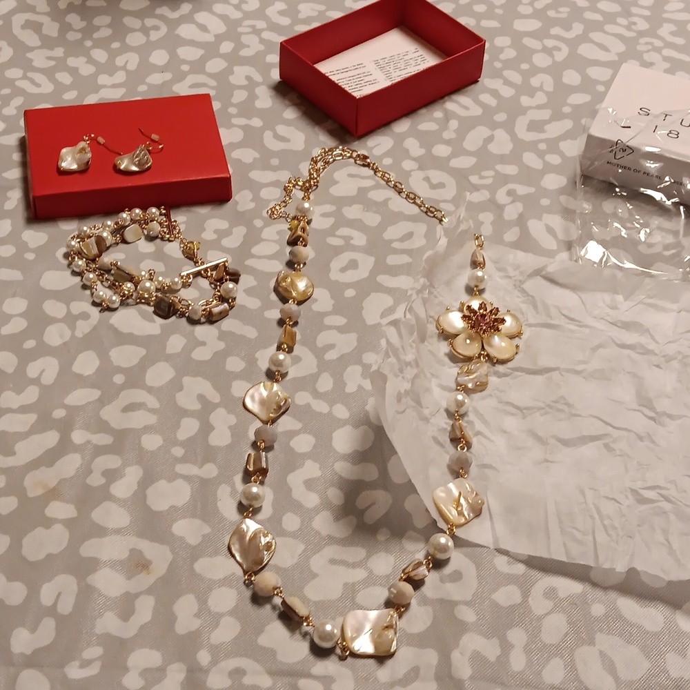 Avon Mother of Pearl Blossom 3 Piece Gift Set.